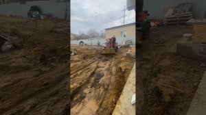 Ровняем участок мини-погрузчиком. Копка под плиту, фун