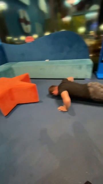 Папа на детской площадке муж дочка семья приколы ре