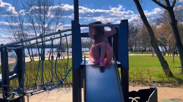 Аня играет в прятки с куклами на Детской Площадке смотреть онлайн