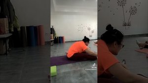 Фитнес, упражнения с валиком для разминания и массажа