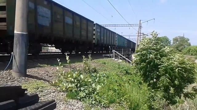 Электровоз 3ЭС5К-761 с грузовым поездом и громкий тифон