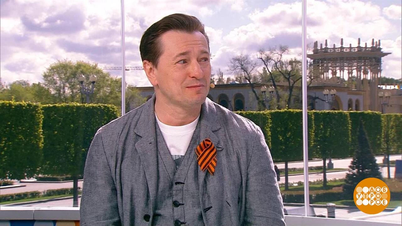 Безруков рассказал, как во время съемок фильма "Август" река затопила декорации