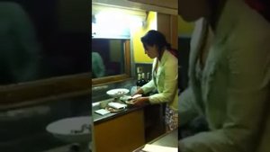 Пьяный бармен в вагоне-ресторане поезда Москва-Прага