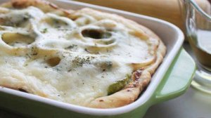 Открытый пирог из слоеного теста с кабачками, луком и сыром