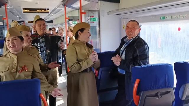Башкирские девушки и парни. С днем Победы. Ноги сами идут в пляс. Концерт в электричке.