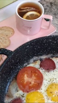 Сегодня на завтрак : Яичница с помидорами и колбасой.