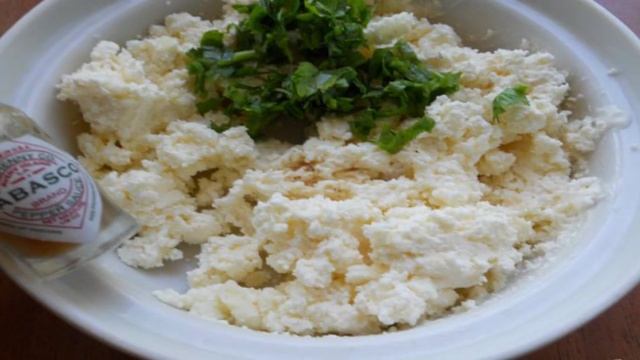Закуска из брынзы, творога и винограда на крекерах