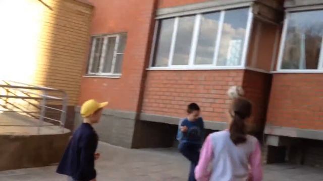 Приколы на улице/// Игра в собачку//// смотреть онлайн