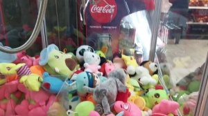 ИГРАЕМ В АВТОМАТ ХВАТАЙКА, ПРИШЛИ ЗА БАСИКОМ. ВЫТАСКИВАЕМ МНОГО ИГРУШЕК.