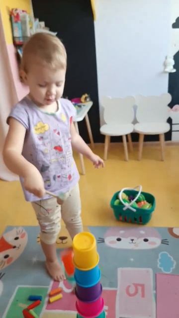 Маша с молотком 😳Ломать не строить 😄 #реакцияребенк?