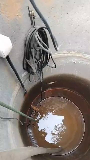 Ремонт колодца, второй шов нет скоб, сдвиг колец. VID 202404 смотреть онлайн