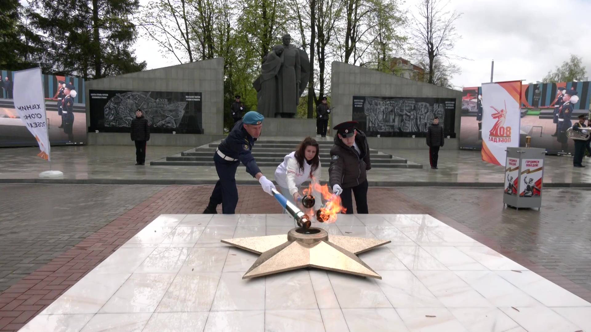 В поселке Медведево зажгли Вечный огонь смотреть онлайн