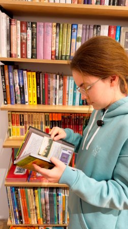 Таисия нашла в Грузии книгу по #FNaF