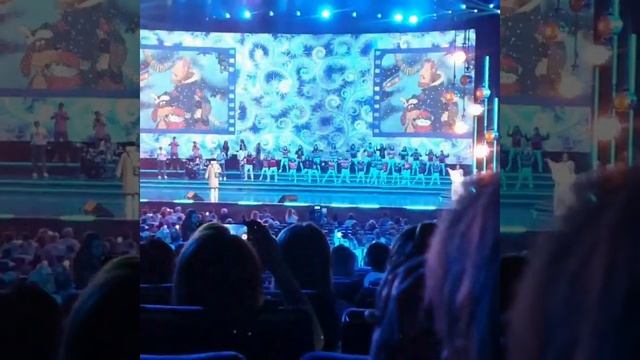 Фрагмент из выступления в качестве бэк вокалистки на ? смотреть онлайн