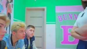 ДИАНА УРЫЛА СУМАСШЕДШЕГО ФАНАТА!! ЧТО ЧЕРЛИДЕРШИ И БАСКЕТБОЛИСТЫ НАШЛИ В РЮКЗАКЕ ЭТОГО КРЕЙЗИ ПАРНЯ