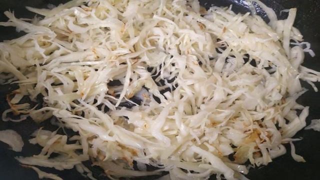 Тушёная капуста с помидорами и сладким перцем