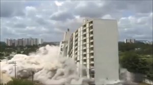 Зрелищный процесс промышленного демонтажа зданий