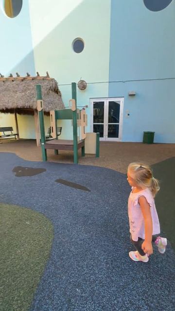 Счастливые малыши веселятся на детской площадке. Весе смотреть онлайн