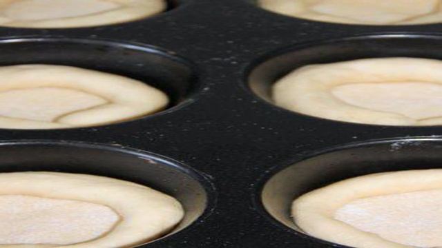 Булочки со смородиной, творожной начинкой под шапочкой безе