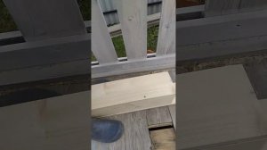 мнтаж столбов из строганной доски для веранды