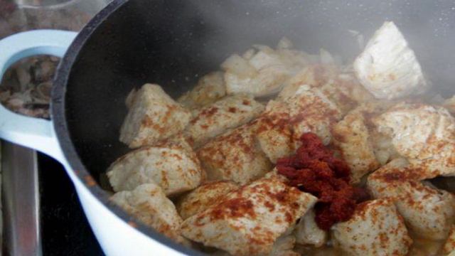 Гуляш с индейкой и фасольками