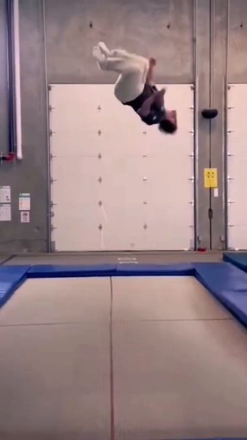 Сальто с вращением винт сальто батут гимнастика ак