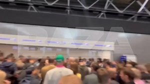 😳В аэропорту Шереметьево из-за большого количества отменённых рейсов образовались длинные очереди