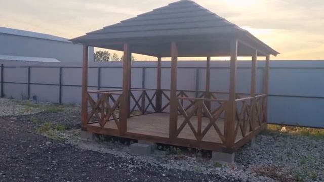 Квадратная беседка из дерева