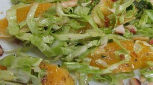 Салат из молодой капусты с апельсином и арахисом