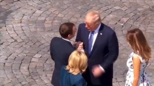 Бесконечное рукопожатие Трампа и Макрона Приколы до слез