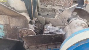 Строительство, дробление щебёнки