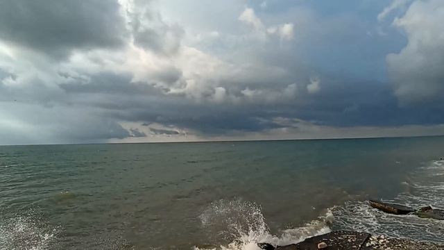 Дикий пляж Махинджаури у Черного моря в Аджарии (Грузия)