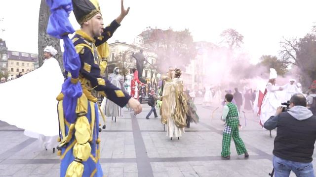 У Львові карнавальною ходою відкрився Міжнародний театральний фестиваль «Золотий Лев - 2021» смотреть онлайн