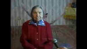Бабка сидит и молчит. Зачем она это делает? Странная. П?