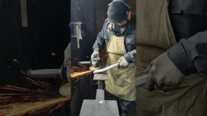 Ковка топора.Цельнометаллический топор с полной руко?