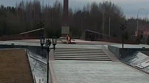 В Урае самокатчики устроили катание у Вечного огня
