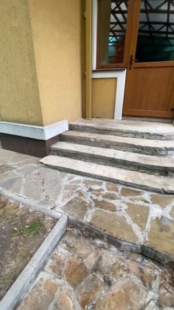 Новый объект. Угловое крылечко на металлическом каркасе.