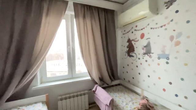 Повесили карниз со шторами. Вечеруем.