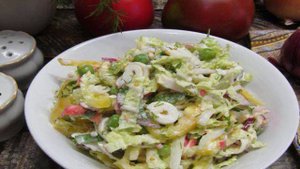 Салат из пекинской капусты с крабовыми палочками и болгарским перцем