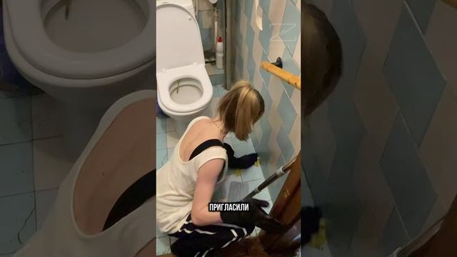 Молодая девушка на видео демонстрирует замечательный пример для всей молодёжи.