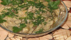 Печень куриная тушенная в сметане с чесноком