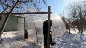 ПАРЕНЬ ИЗ УЗБЕКИСТАНА ПОСТРОИЛ ДОМ В РОССИИ В ЛЕСУ