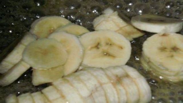 Рулет с бананами в карамели