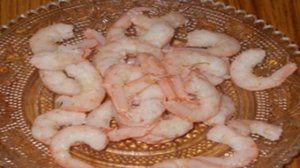 Салат с креветками, шпинатом и папайей