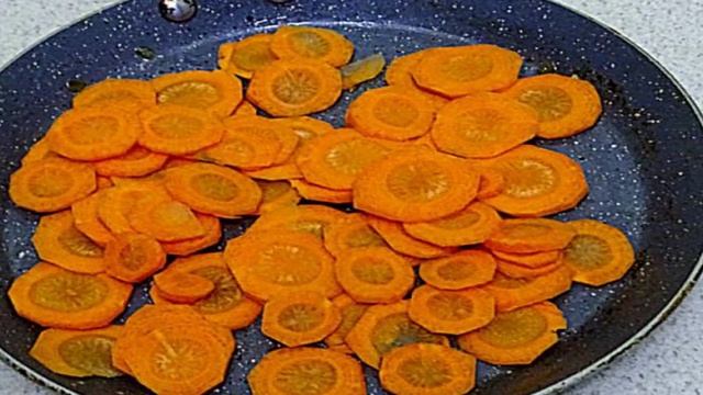 Суп из замороженного щавеля с яйцами и сметаной