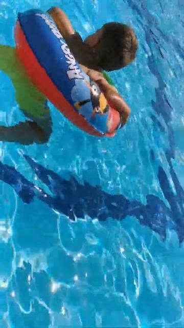 Ребёнок в бассейне смотреть онлайн