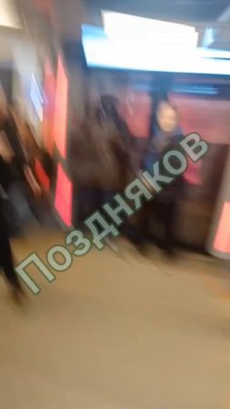 ❗️ИЗБИВАЕТ МИГРАНТОВ И СНИМАЕТ ВСЕ НА КАМЕРУ — в Московском метро появился неизвестный, который з...