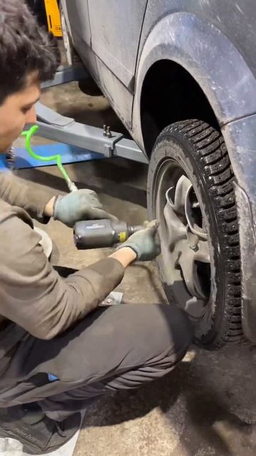 ПЕРВАЯ ЧАСТЬ Opel Astra H замена задних тормозных дисков и ? смотреть онлайн