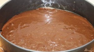 Шоколадный торт с грецкими орехами, сгущенным молоком и шоколадным соусом