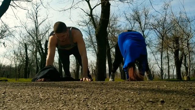 Спортивный челлендж. Муж против жены. Спортивная веселая семья. Как усложнить обычную планку